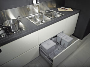 PATTUMIERA per CASSETTO CUCINA; ECOLOGICA modulo 90cm Secchi 1x15+1x10+1x6L con Porta riviste e 4 Vaschette